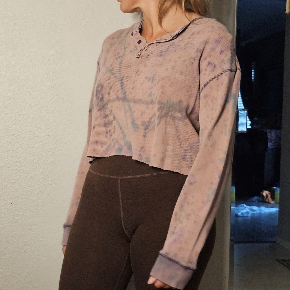 Women's Cropped Longsleeve Thermal Bleach Dyed 1/4 Button Fits Like Large Hippie